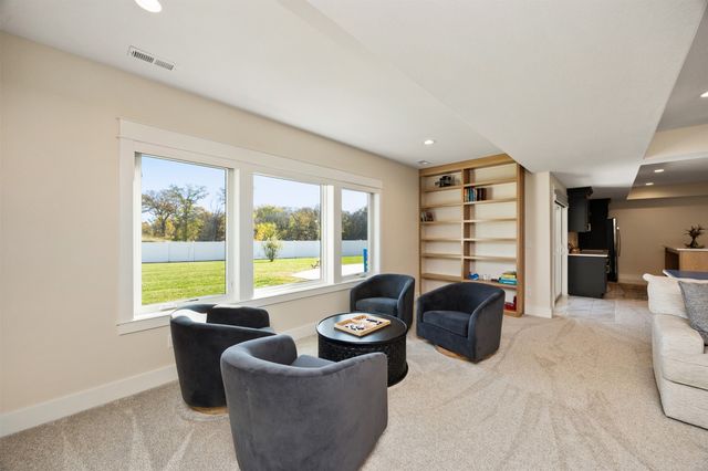 785 Canterbury Circle, Waukee, IA 50263