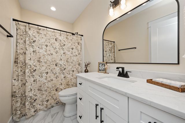 785 Canterbury Circle, Waukee, IA 50263