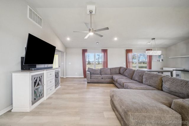 2152 E 430 Road, Adair, OK 74330