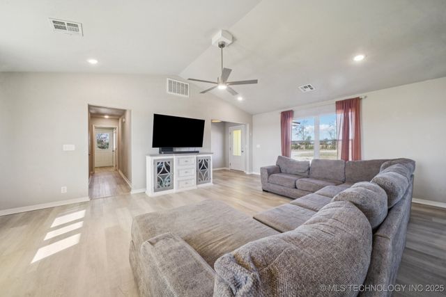 2152 E 430 Road, Adair, OK 74330