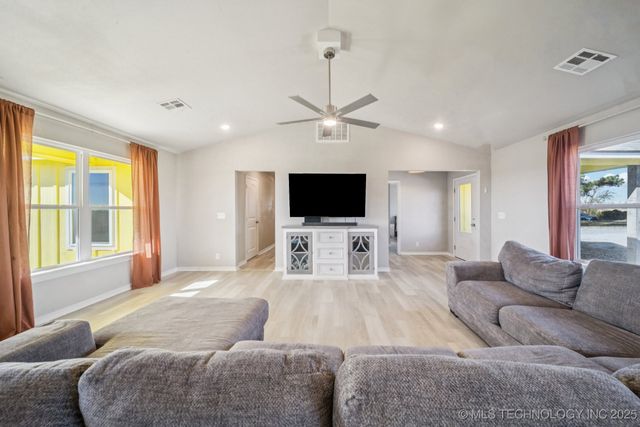 2152 E 430 Road, Adair, OK 74330