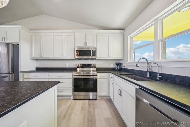 2152 E 430 Road, Adair, OK 74330