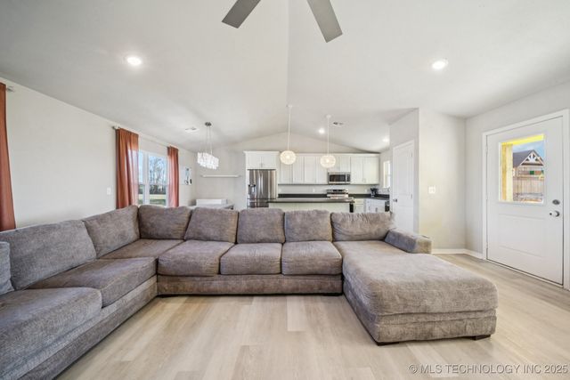 2152 E 430 Road, Adair, OK 74330