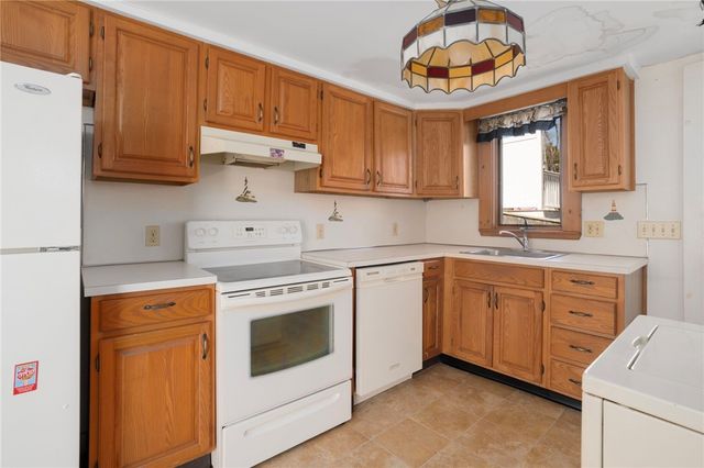 292 Boulevard, Middletown, RI 02842