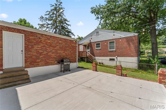 7739 Burr Oak Lane, University City, MO 63130