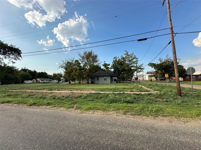 206 Commerce Street W, Honey Grove, TX 75446
