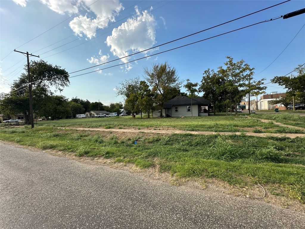 206 Commerce Street W, Honey Grove, TX 75446
