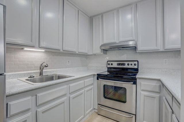 720 Woodside Ln #8, Sacramento, CA 95825