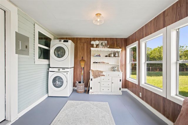 372 Old Lockhart RD, Lockhart, TX 78644
