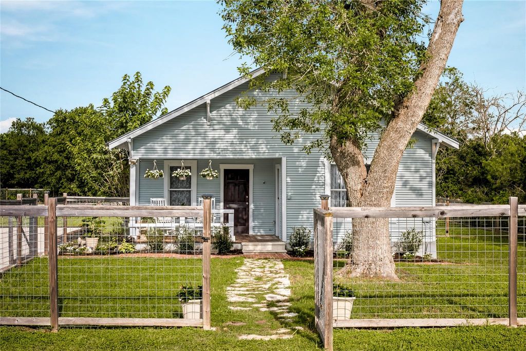 372 Old Lockhart RD, Lockhart, TX 78644