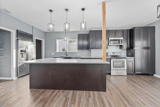 901 E 8th Ave, Winfield, KS 67156