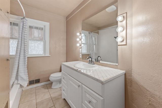 901 E 8th Ave, Winfield, KS 67156