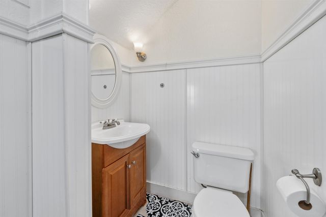 901 E 8th Ave, Winfield, KS 67156