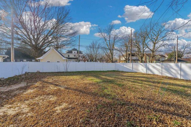 901 E 8th Ave, Winfield, KS 67156