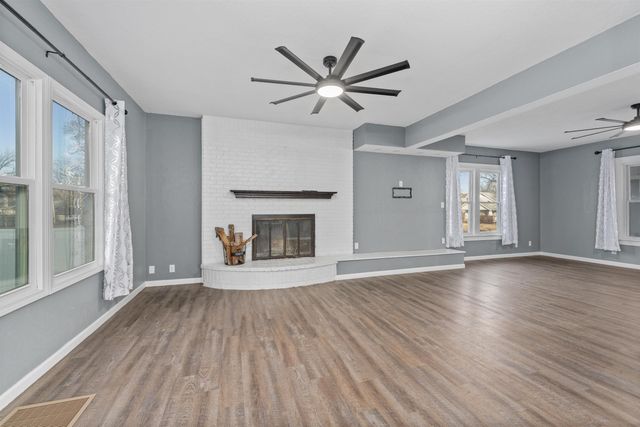 901 E 8th Ave, Winfield, KS 67156