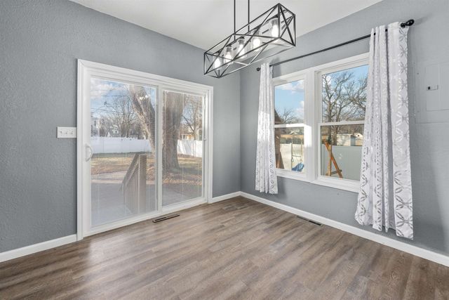 901 E 8th Ave, Winfield, KS 67156