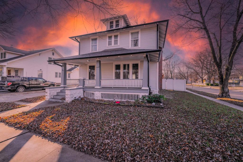 901 E 8th Ave, Winfield, KS 67156