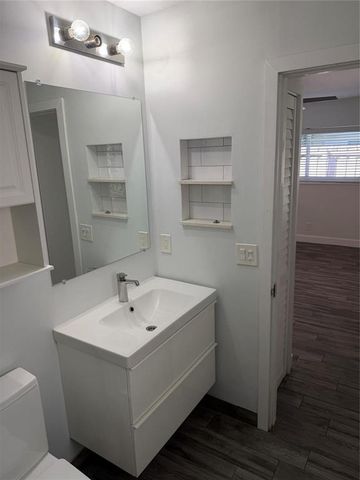 1077 NE 34th Street 3, Oakland Park, FL 33334