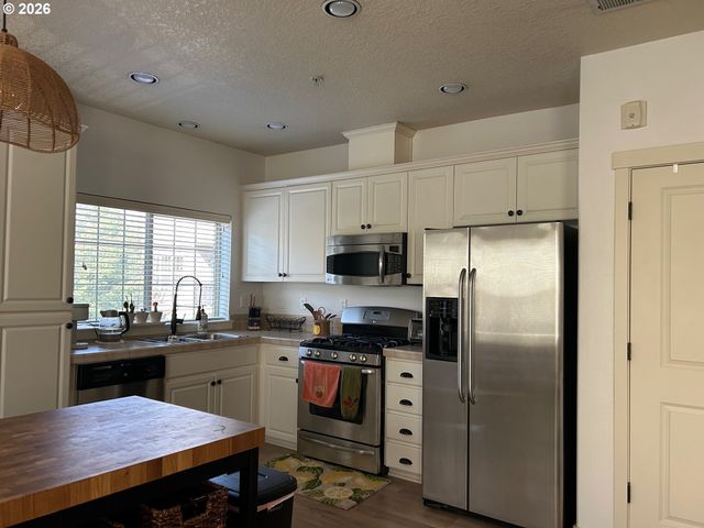 600 Ne NEWSTEAD Ln, Hillsboro, OR 97006