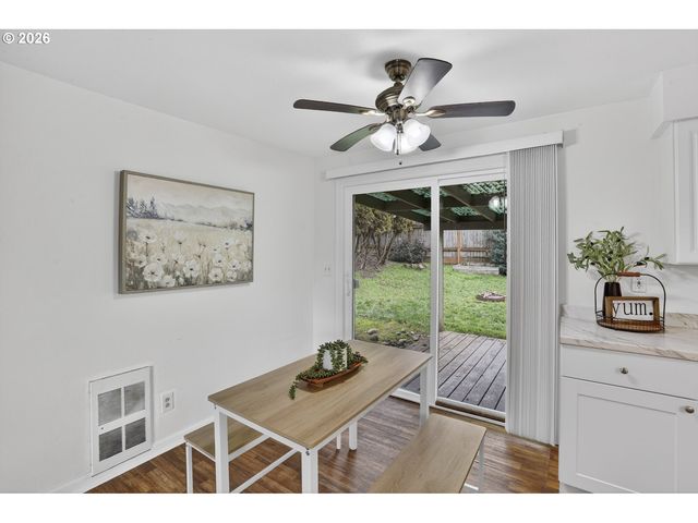 290 N 4TH St, St Helens, OR 97051