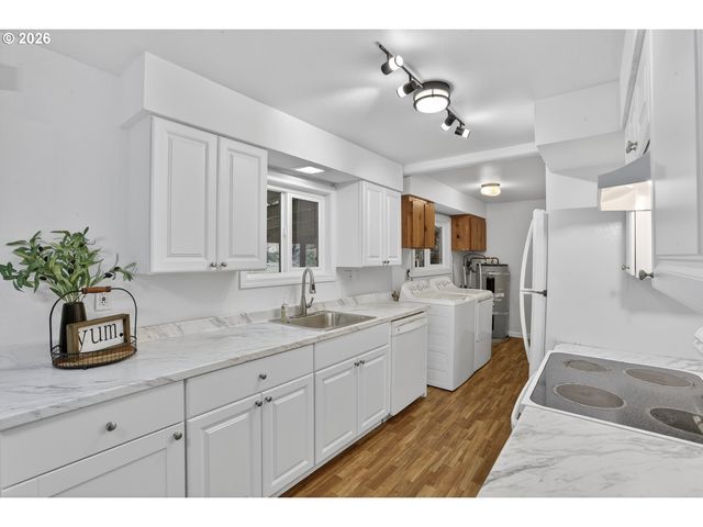 290 N 4TH St, St Helens, OR 97051