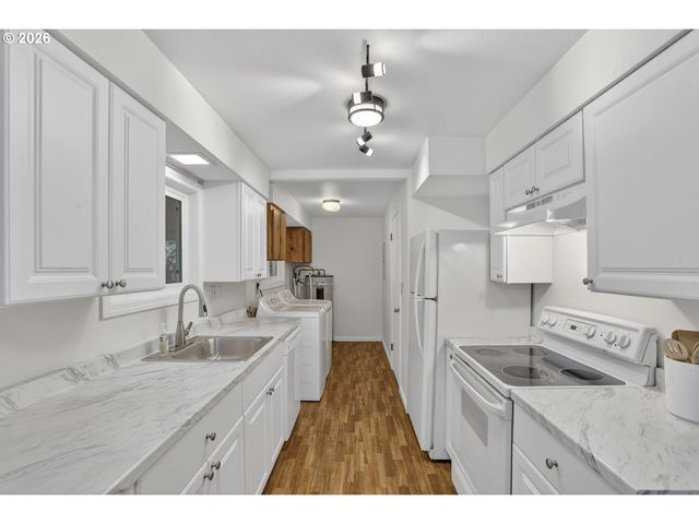 290 N 4TH St, St Helens, OR 97051