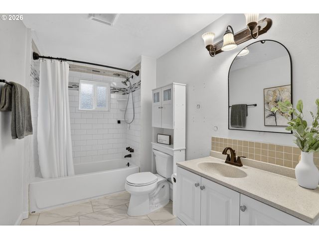 290 N 4TH St, St Helens, OR 97051