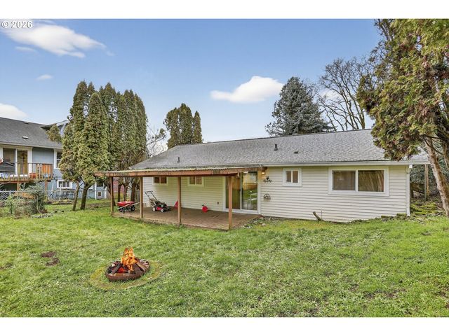 290 N 4TH St, St Helens, OR 97051