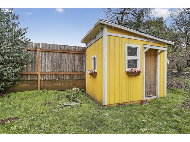 290 N 4TH St, St Helens, OR 97051