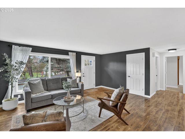 290 N 4TH St, St Helens, OR 97051