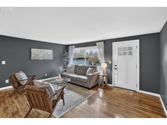 290 N 4TH St, St Helens, OR 97051