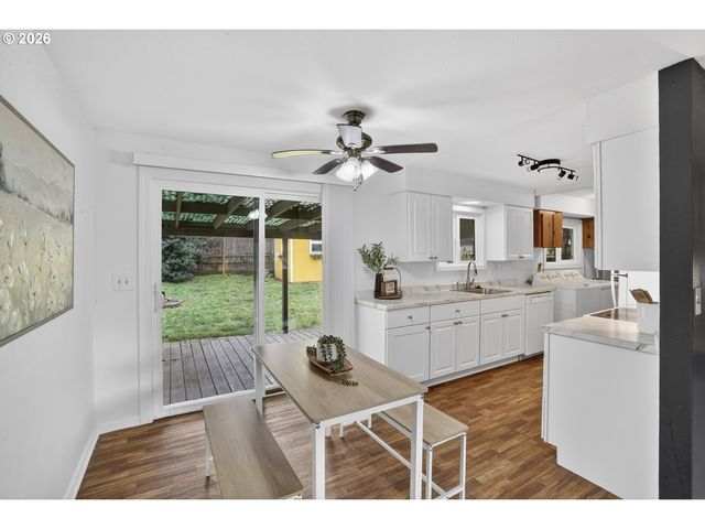 290 N 4TH St, St Helens, OR 97051