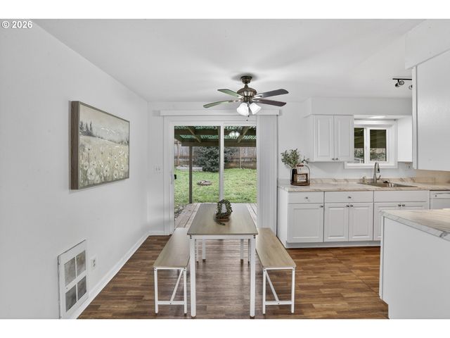 290 N 4TH St, St Helens, OR 97051