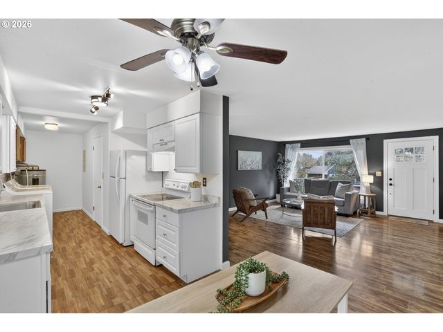 290 N 4TH St, St Helens, OR 97051