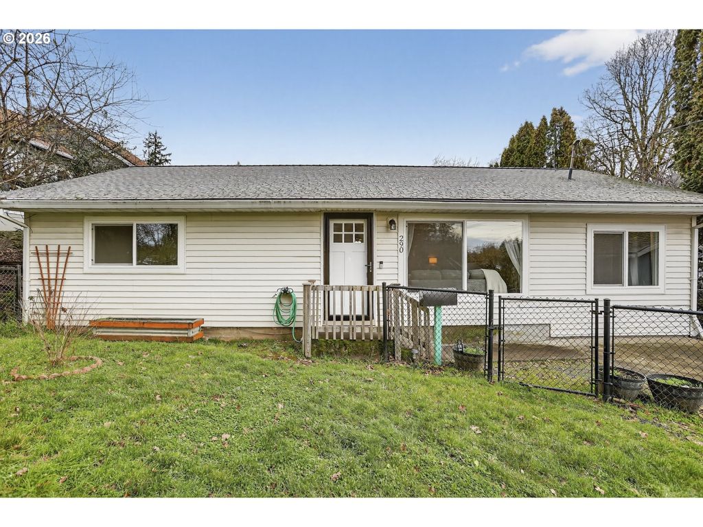 290 N 4TH St, St Helens, OR 97051