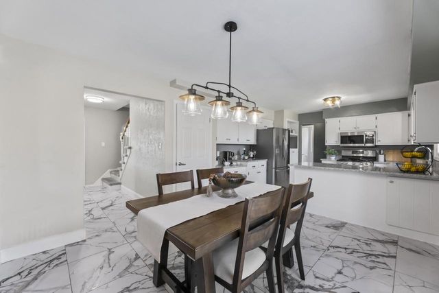 4135 S Regal Manor COURT, New Berlin, WI 53151