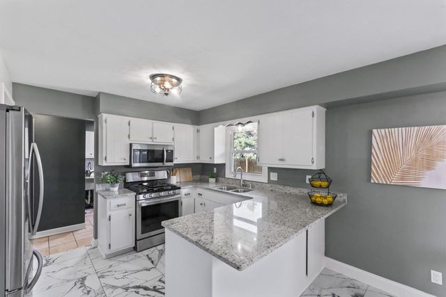 4135 S Regal Manor COURT, New Berlin, WI 53151