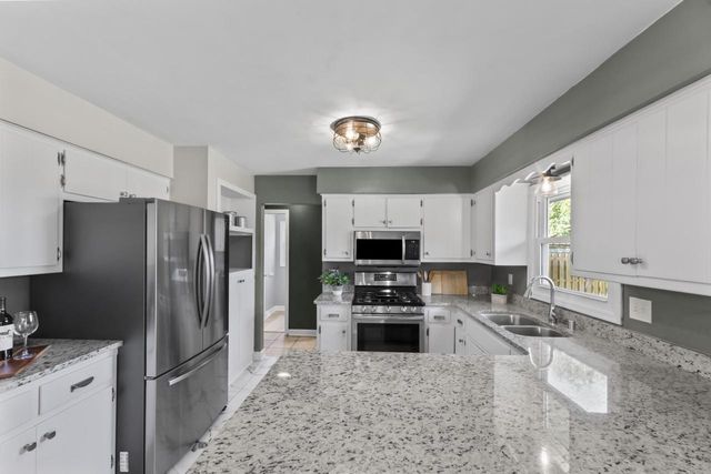 4135 S Regal Manor COURT, New Berlin, WI 53151