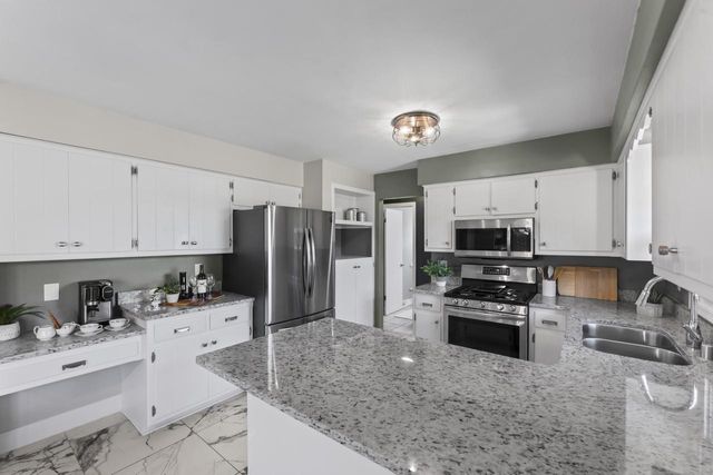 4135 S Regal Manor COURT, New Berlin, WI 53151