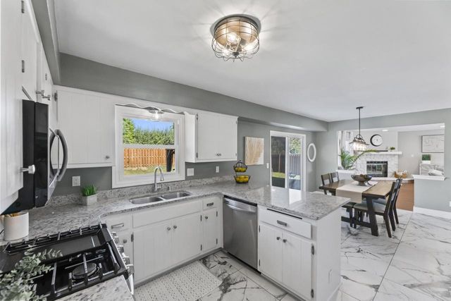 4135 S Regal Manor COURT, New Berlin, WI 53151