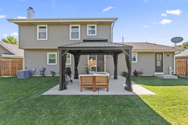 4135 S Regal Manor COURT, New Berlin, WI 53151