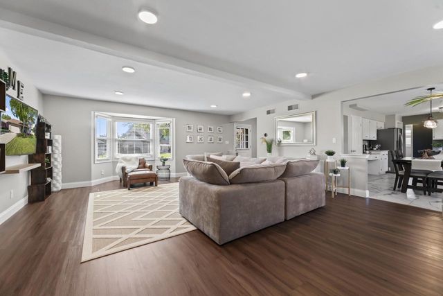 4135 S Regal Manor COURT, New Berlin, WI 53151