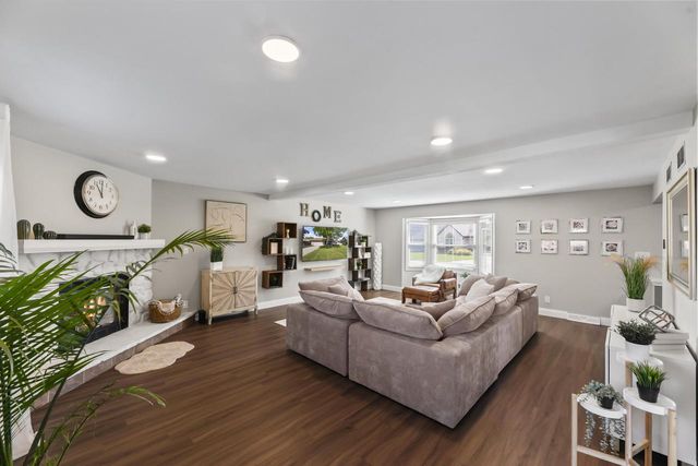 4135 S Regal Manor COURT, New Berlin, WI 53151