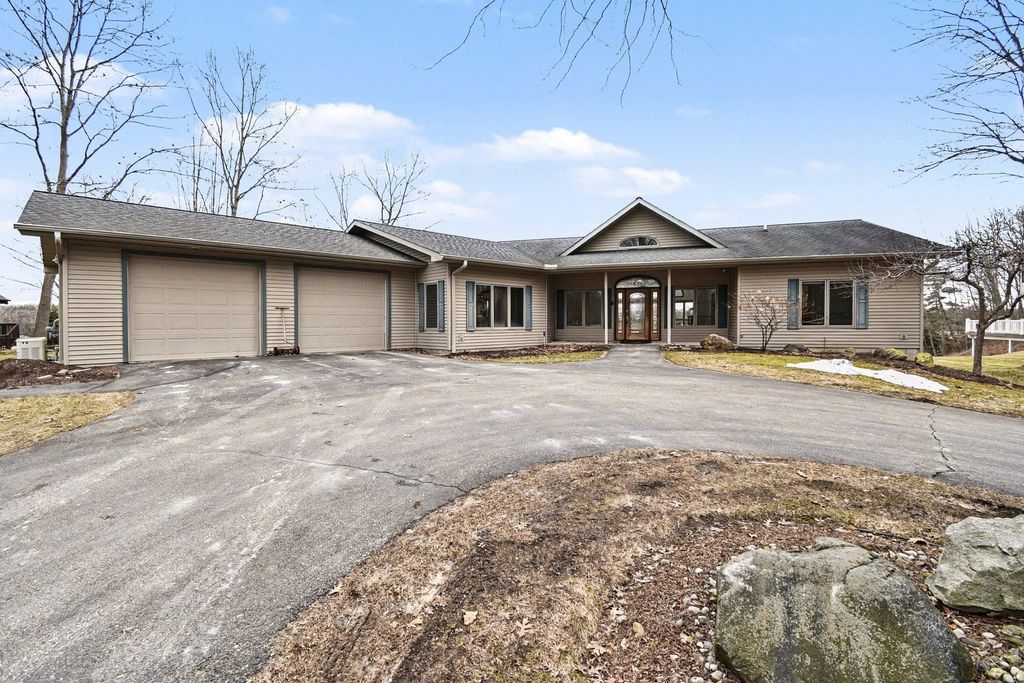 970 W Blueridge Drive, Sanford, MI 48657