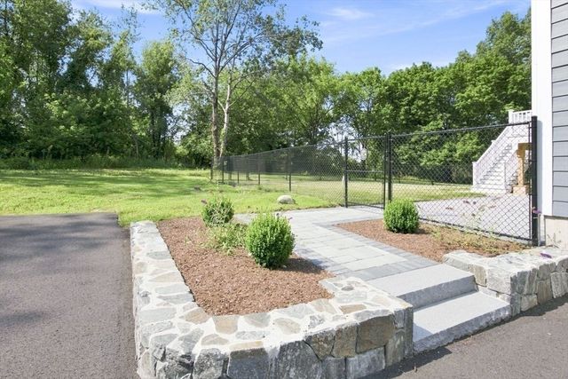 174 Bent St, Franklin, MA 02038