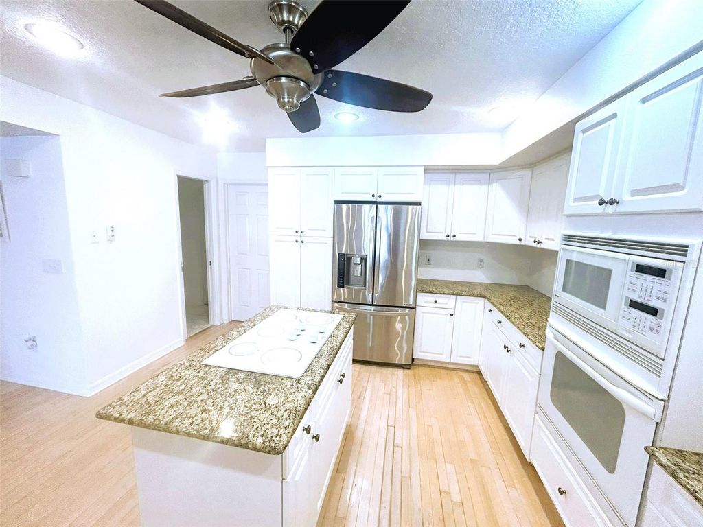 Image 11 of property listing at 521 PINELLAS BAYWAY S 202, St Petersburg, FL 33715