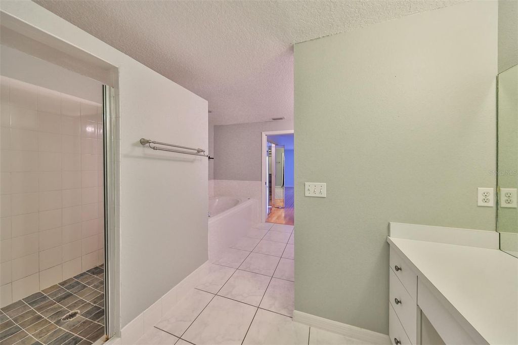 Image 30 of property listing at 521 PINELLAS BAYWAY S 202, St Petersburg, FL 33715