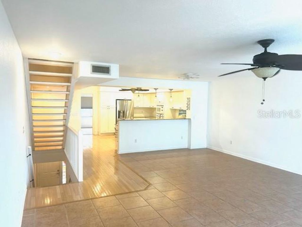 Image 5 of property listing at 521 PINELLAS BAYWAY S 202, St Petersburg, FL 33715