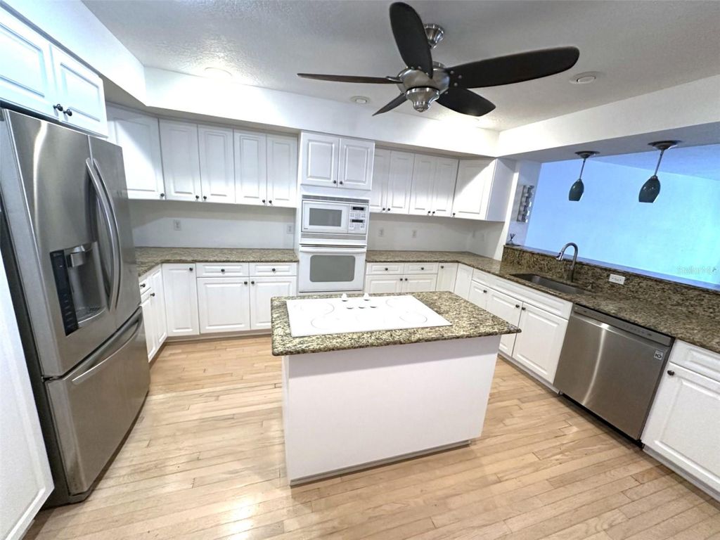 Image 7 of property listing at 521 PINELLAS BAYWAY S 202, St Petersburg, FL 33715