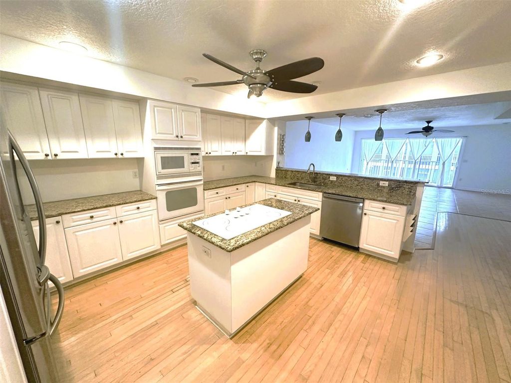 Image 9 of property listing at 521 PINELLAS BAYWAY S 202, St Petersburg, FL 33715